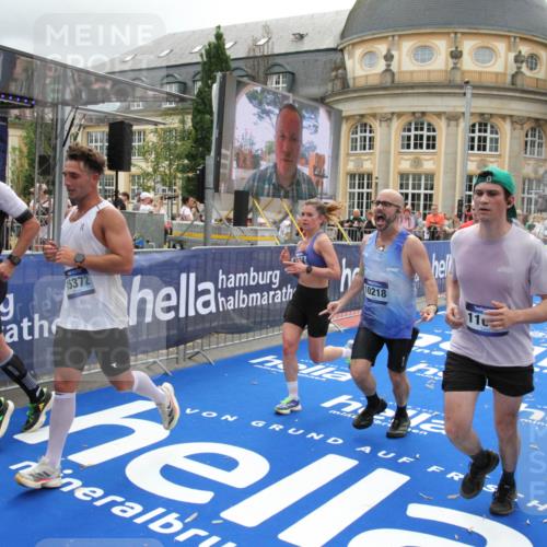 29.06.2025 - hella hamburg halbmarathon Michael Strokosch http://msf.ph/oto/8475948 29.06.2025 10:38:53 Ziel 2296, 2719, 2980, 3783, 8958, 9264, 9540, 10218, 11055, 13755, 13800, 14093, 15257, 15372, 17722 meine-sportfotos.de