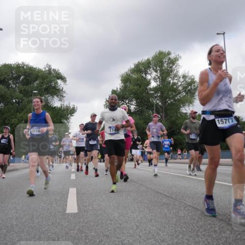 29.06.2025 - hella hamburg halbmarathon Luisa Fischer http://msf.ph/oto/8475960 29.06.2025 10:46:51 Kennedybrücke 3605, 3518, 19043, 9976, 1149, 1, 5370, 2158, 15717, 1878, 2103, 2158, 3518, 5265, 5370, 5720, 6012, 7461, 8135, 8991, 9831, 9976, 10083, 10200, 10202 meine-sportfotos.de