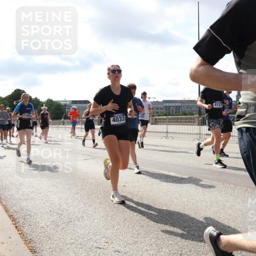 29.06.2025 - hella hamburg halbmarathon Lena Gebhardt http://msf.ph/oto/8475964 29.06.2025 09:55:51 Lombardsbrücke 390, 17173, 4033, 8, 143, 4127, 181, 84, 1120, 1143, 1151, 1216, 1257, 1267, 1461, 1502, 1507, 1630, 1689, 1706, 1884, 1976, 2083, 2250, 2260, 2284, 2706, 2708, 2718, 2818, 2864, 2884, 3060, 3087, 3213, 3399, 3543, 3654, 3692, 3945, 3985, 4033, 4088, 4127, 4324, 4345, 4346, 4557, 4601, 4847, 4890, 4938, 5116, 5421, 5459, 5708, 5915, 6009, 6054, 6115, 6134, 6421, 6481, 6532, 6691, 6994, 7056, 7100, 7224, 7269, 7312, 7332, 8335, 8989 meine-sportfotos.de