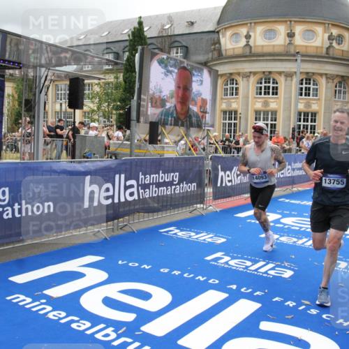 29.06.2025 - hella hamburg halbmarathon Michael Strokosch http://msf.ph/oto/8476050 29.06.2025 10:38:55 Ziel 2980, 3783, 8958, 9264, 9540, 10218, 11055, 13137, 13755, 14093, 15257, 17722 meine-sportfotos.de