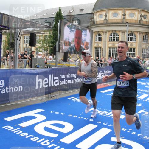 29.06.2025 - hella hamburg halbmarathon Michael Strokosch http://msf.ph/oto/8476067 29.06.2025 10:38:55 Ziel 2980, 3783, 8958, 9264, 9540, 10218, 11055, 13137, 13755, 14093, 15257, 17722 meine-sportfotos.de