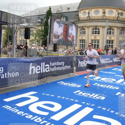 29.06.2025 - hella hamburg halbmarathon Michael Strokosch http://msf.ph/oto/8476107 29.06.2025 10:38:58 Ziel 2980, 3136, 3783, 8958, 13137, 15257, 15561, 15873, 17722 meine-sportfotos.de