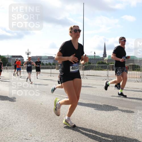29.06.2025 - hella hamburg halbmarathon Lena Gebhardt http://msf.ph/oto/8476109 29.06.2025 09:55:51 Lombardsbrücke 16608, 8390, 14458, 4033, 1120, 1143, 1151, 1216, 1257, 1267, 1461, 1502, 1507, 1630, 1689, 1706, 1884, 1976, 2083, 2250, 2260, 2284, 2706, 2708, 2718, 2818, 2864, 2884, 3060, 3087, 3213, 3399, 3543, 3654, 3692, 3945, 3985, 4033, 4088, 4127, 4324, 4345, 4346, 4557, 4601, 4847, 4890, 4938, 5116, 5421, 5459, 5708, 5915, 6009, 6054, 6115, 6134, 6421, 6481, 6532, 6691, 6994, 7056, 7100, 7224, 7269, 7312, 7332, 8335, 8989 meine-sportfotos.de