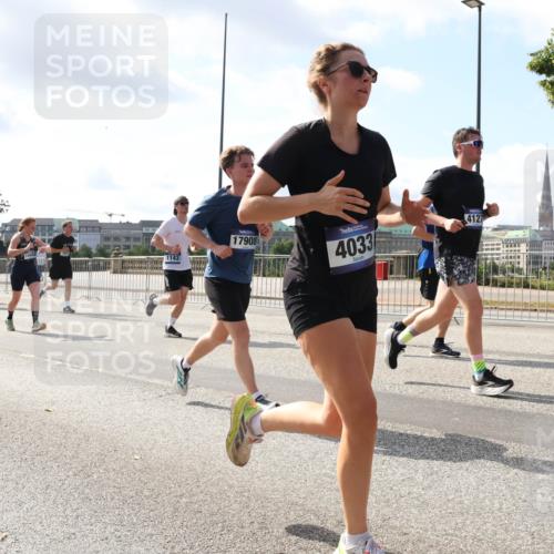 29.06.2025 - hella hamburg halbmarathon Lena Gebhardt http://msf.ph/oto/8476141 29.06.2025 09:55:51 Lombardsbrücke 390, 17908, 4033, 4127, 1120, 1143, 1151, 1216, 1257, 1267, 1461, 1502, 1507, 1630, 1689, 1706, 1884, 1976, 2083, 2250, 2260, 2284, 2706, 2708, 2718, 2818, 2864, 2884, 3060, 3087, 3213, 3399, 3543, 3654, 3692, 3945, 3985, 4033, 4088, 4127, 4324, 4345, 4346, 4557, 4601, 4847, 4890, 4938, 5116, 5421, 5459, 5708, 5915, 6009, 6054, 6115, 6134, 6421, 6481, 6532, 6691, 6994, 7056, 7100, 7224, 7269, 7312, 7332, 8335, 8989 meine-sportfotos.de