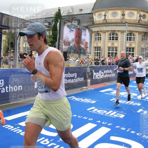 29.06.2025 - hella hamburg halbmarathon Michael Strokosch http://msf.ph/oto/8476148 29.06.2025 10:38:59 Ziel 2980, 3136, 3783, 6682, 8958, 11447, 13137, 15257, 15561, 15873, 17722 meine-sportfotos.de