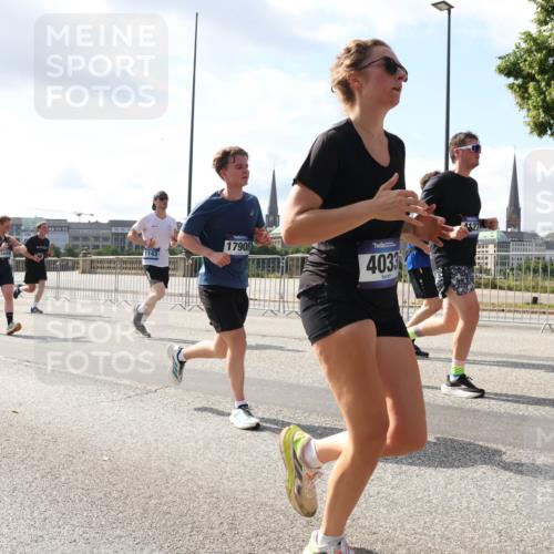 29.06.2025 - hella hamburg halbmarathon Lena Gebhardt http://msf.ph/oto/8476176 29.06.2025 09:55:51 Lombardsbrücke 17908, 4348, 4033, 4127, 1120, 1143, 1151, 1216, 1257, 1267, 1461, 1502, 1507, 1630, 1689, 1706, 1884, 1976, 2083, 2250, 2260, 2284, 2706, 2708, 2718, 2818, 2864, 2884, 3060, 3087, 3213, 3399, 3543, 3654, 3692, 3945, 3985, 4033, 4088, 4127, 4324, 4345, 4346, 4557, 4601, 4847, 4890, 4938, 5116, 5421, 5459, 5708, 5915, 6009, 6054, 6115, 6134, 6421, 6481, 6532, 6691, 6994, 7056, 7100, 7224, 7269, 7312, 7332, 8335, 8989 meine-sportfotos.de