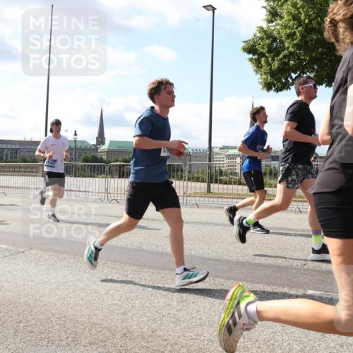 29.06.2025 - hella hamburg halbmarathon Lena Gebhardt http://msf.ph/oto/8476202 29.06.2025 09:55:52 Lombardsbrücke 1143, 14458, 179, 1061, 1120, 1143, 1151, 1216, 1257, 1267, 1461, 1502, 1507, 1630, 1689, 1706, 1884, 1976, 2083, 2250, 2260, 2284, 2504, 2706, 2708, 2718, 2818, 2864, 2884, 3060, 3087, 3213, 3399, 3543, 3654, 3692, 3945, 3985, 4033, 4088, 4127, 4324, 4345, 4346, 4557, 4601, 4847, 4890, 4938, 5116, 5421, 5459, 5708, 5915, 6009, 6054, 6115, 6134, 6421, 6481, 6532, 6691, 6994, 7056, 7100, 7224, 7269, 7312, 7332, 8335, 8989 meine-sportfotos.de