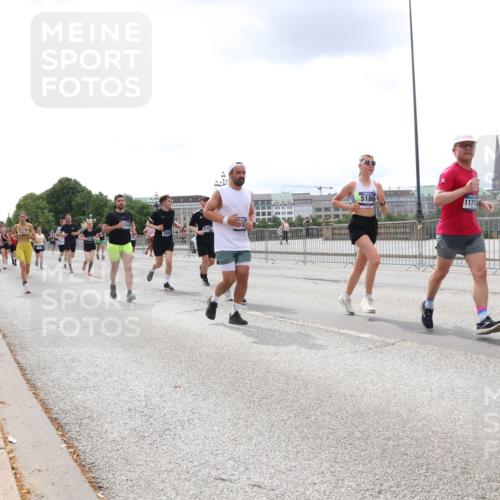 29.06.2025 - hella hamburg halbmarathon Lena Gebhardt http://msf.ph/oto/8476317 29.06.2025 10:33:18 Lombardsbrücke 5180, 11713, 1078, 1324, 1732, 1764, 1995, 2038, 2054, 2085, 2276, 2776, 2838, 2959, 3341, 3391, 3422, 3708, 3812, 3871, 4030, 4096, 4164, 4445, 4555, 4650, 5110, 5180, 5581, 5917, 6040, 6773, 6861, 6999, 7705, 7982, 8021, 8170, 8595, 8839, 8891, 9034, 9143, 9234, 9258, 9289, 9471, 9542, 9591, 9592, 9750, 9768, 9780, 11229, 11260, 11713, 11756, 11811, 11826, 12039, 12423, 12424, 14305, 14743, 15951 meine-sportfotos.de
