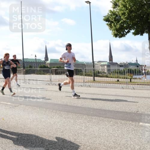 29.06.2025 - hella hamburg halbmarathon Lena Gebhardt http://msf.ph/oto/8476426 29.06.2025 09:55:52 Lombardsbrücke 8390, 1143, 14458, 1061, 1120, 1143, 1151, 1216, 1257, 1267, 1461, 1502, 1507, 1630, 1689, 1706, 1884, 1976, 2083, 2250, 2260, 2284, 2504, 2706, 2708, 2718, 2818, 2864, 2884, 3060, 3087, 3213, 3399, 3543, 3654, 3692, 3945, 3985, 4033, 4088, 4127, 4324, 4345, 4346, 4557, 4601, 4847, 4890, 4938, 5116, 5421, 5459, 5708, 5915, 6009, 6054, 6115, 6134, 6421, 6481, 6532, 6691, 6994, 7056, 7100, 7224, 7269, 7312, 7332, 8335, 8989 meine-sportfotos.de