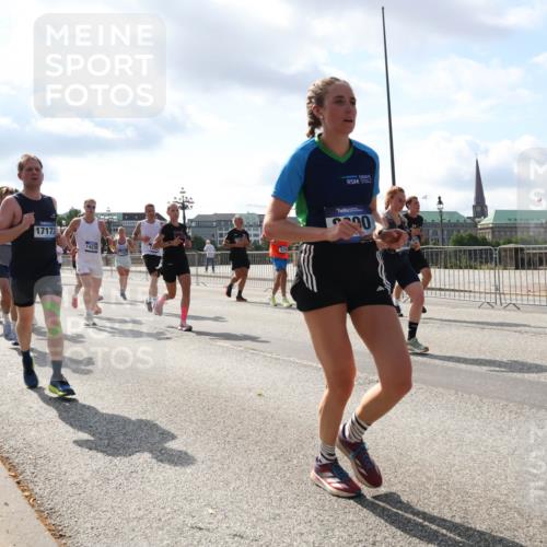 29.06.2025 - hella hamburg halbmarathon Lena Gebhardt http://msf.ph/oto/8476499 29.06.2025 09:55:53 Lombardsbrücke 17173, 201, 7224, 1423, 30, 1143, 1061, 1120, 1143, 1151, 1216, 1257, 1267, 1461, 1502, 1507, 1630, 1689, 1706, 1884, 1976, 2083, 2250, 2260, 2284, 2504, 2706, 2708, 2718, 2818, 2864, 2884, 3060, 3087, 3213, 3399, 3543, 3654, 3692, 3945, 3985, 4033, 4088, 4127, 4324, 4345, 4346, 4557, 4601, 4847, 4890, 4938, 5116, 5421, 5459, 5708, 5915, 6009, 6054, 6115, 6134, 6421, 6481, 6532, 6691, 6994, 7056, 7100, 7224, 7269, 7312, 7332, 8335, 8989 meine-sportfotos.de