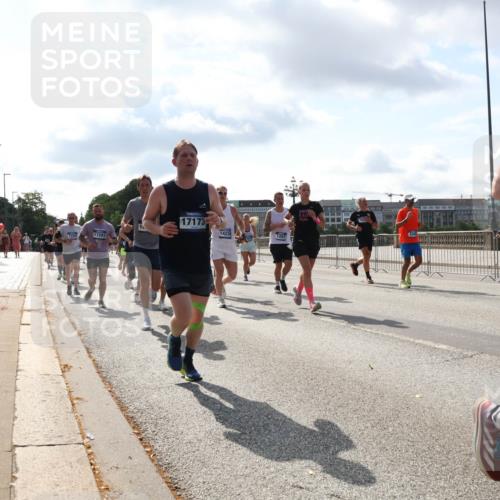 29.06.2025 - hella hamburg halbmarathon Lena Gebhardt http://msf.ph/oto/8476548 29.06.2025 09:55:53 Lombardsbrücke 7224, 17201, 17173, 14235, 1267, 1061, 1120, 1143, 1151, 1216, 1257, 1267, 1461, 1502, 1507, 1630, 1689, 1706, 1884, 1976, 2083, 2250, 2260, 2284, 2504, 2706, 2708, 2718, 2818, 2864, 2884, 3060, 3087, 3213, 3399, 3543, 3654, 3692, 3945, 3985, 4033, 4088, 4127, 4324, 4345, 4346, 4557, 4601, 4847, 4890, 4938, 5116, 5421, 5459, 5708, 5915, 6009, 6054, 6115, 6134, 6421, 6481, 6532, 6691, 6994, 7056, 7100, 7224, 7269, 7312, 7332, 8335, 8989 meine-sportfotos.de