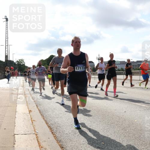 29.06.2025 - hella hamburg halbmarathon Lena Gebhardt http://msf.ph/oto/8476638 29.06.2025 09:55:53 Lombardsbrücke 660, 17201, 722, 17173, 1061, 1120, 1143, 1151, 1216, 1257, 1267, 1461, 1502, 1507, 1630, 1689, 1706, 1884, 1976, 2083, 2250, 2260, 2284, 2504, 2706, 2708, 2718, 2818, 2864, 2884, 3060, 3087, 3213, 3399, 3543, 3654, 3692, 3945, 3985, 4033, 4088, 4127, 4324, 4345, 4346, 4557, 4601, 4847, 4890, 4938, 5116, 5421, 5459, 5708, 5915, 6009, 6054, 6115, 6134, 6421, 6481, 6532, 6691, 6994, 7056, 7100, 7224, 7269, 7312, 7332, 8335, 8989 meine-sportfotos.de