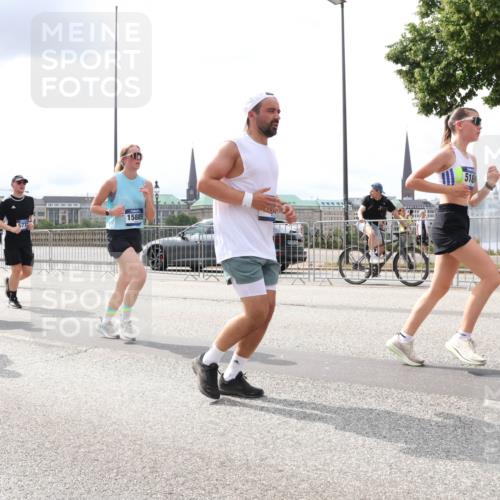 29.06.2025 - hella hamburg halbmarathon Lena Gebhardt http://msf.ph/oto/8476655 29.06.2025 10:33:19 Lombardsbrücke 13339, 15885, 2085, 77, 518, 1078, 1324, 1732, 1764, 1995, 2038, 2054, 2085, 2276, 2776, 2838, 2959, 3341, 3391, 3708, 3812, 3871, 4030, 4096, 4164, 4445, 4555, 4650, 5110, 5180, 5581, 5917, 6040, 6773, 6861, 6999, 7705, 7982, 8021, 8170, 8595, 8839, 8891, 9034, 9143, 9234, 9258, 9289, 9438, 9471, 9542, 9591, 9592, 9750, 9768, 9780, 11229, 11260, 11713, 11756, 11811, 11826, 12039, 12423, 12424, 14305, 14743, 15951 meine-sportfotos.de