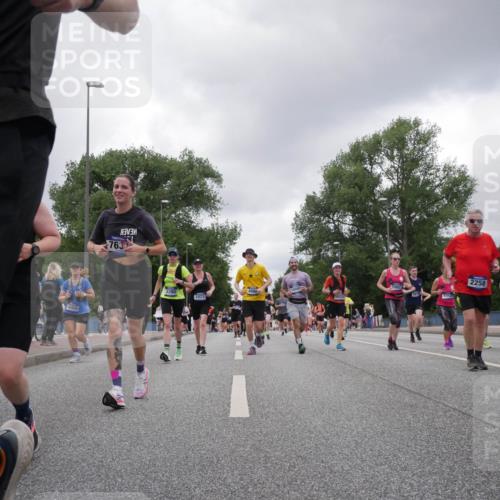 29.06.2025 - hella hamburg halbmarathon Luisa Fischer http://msf.ph/oto/8476703 29.06.2025 10:47:23 Kennedybrücke 4, 10325, 2, 763, 3390, 486, 1023, 1022, 5902, 5905, 2258, 15790, 1400, 2258, 2733, 3597, 4636, 4866, 5001, 5192, 5201, 5902, 5905, 6226, 6334, 9879, 10006, 10097, 10220 meine-sportfotos.de