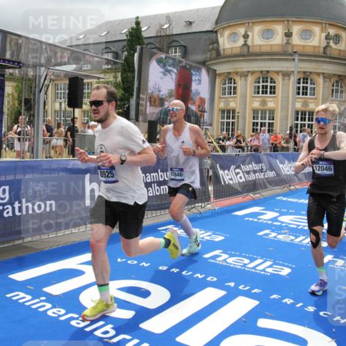 29.06.2025 - hella hamburg halbmarathon Michael Strokosch http://msf.ph/oto/8476737 29.06.2025 10:39:22 Ziel 2044, 4565, 5752, 6037, 8319, 8925, 12046, 13479, 14311, 14359, 15866, 17646 meine-sportfotos.de