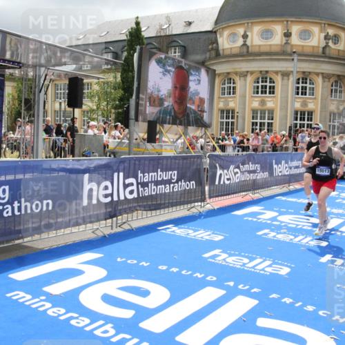 29.06.2025 - hella hamburg halbmarathon Michael Strokosch http://msf.ph/oto/8476897 29.06.2025 10:39:29 Ziel 1343, 2546, 2972, 6152, 8346, 12335, 12372, 14359, 15013, 15866 meine-sportfotos.de