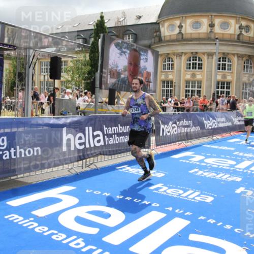 29.06.2025 - hella hamburg halbmarathon Michael Strokosch http://msf.ph/oto/8476977 29.06.2025 10:39:35 Ziel 1343, 2546, 7152, 7154, 9116, 9265, 15336, 15828, 15965, 17215, 17360, 18154, 18285, 18803 meine-sportfotos.de