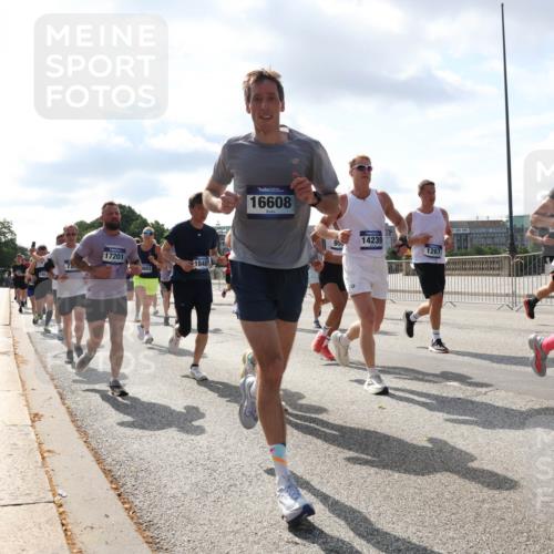 29.06.2025 - hella hamburg halbmarathon Lena Gebhardt http://msf.ph/oto/8476987 29.06.2025 09:55:54 Lombardsbrücke 17201, 18487, 16608, 14239, 95, 1267, 1061, 1120, 1143, 1151, 1216, 1257, 1267, 1461, 1502, 1507, 1630, 1689, 1884, 1976, 2083, 2250, 2260, 2284, 2504, 2706, 2708, 2718, 2818, 2864, 2884, 3060, 3087, 3213, 3399, 3543, 3654, 3692, 3945, 3985, 4033, 4088, 4127, 4324, 4345, 4346, 4557, 4601, 4847, 4890, 4938, 5116, 5421, 5459, 5708, 5915, 6009, 6054, 6115, 6134, 6421, 6481, 6532, 6691, 6994, 7056, 7100, 7224, 7269, 7312, 7332, 8335, 8989 meine-sportfotos.de