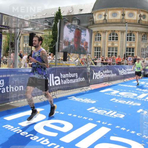 29.06.2025 - hella hamburg halbmarathon Michael Strokosch http://msf.ph/oto/8477000 29.06.2025 10:39:36 Ziel 1343, 7152, 7154, 9116, 9265, 11806, 14077, 15336, 15828, 15965, 17215, 17360, 18154, 18285, 18803 meine-sportfotos.de