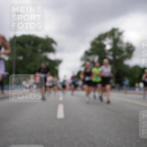29.06.2025 - hella hamburg halbmarathon Luisa Fischer http://msf.ph/oto/8477062 29.06.2025 10:47:41 Kennedybrücke 1095, 1802, 1804, 2073, 3065, 4968, 5127, 5355, 6036, 7489, 8763, 8870, 9331, 9333, 10707 meine-sportfotos.de