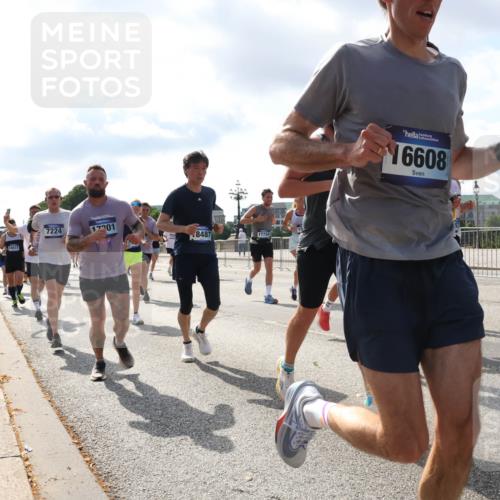 29.06.2025 - hella hamburg halbmarathon Lena Gebhardt http://msf.ph/oto/8477069 29.06.2025 09:55:55 Lombardsbrücke 17201, 8487, 17734, 18031, 7224, 16608, 1061, 1120, 1143, 1151, 1216, 1257, 1267, 1461, 1502, 1507, 1630, 1689, 1884, 1976, 2083, 2250, 2260, 2284, 2504, 2706, 2708, 2718, 2818, 2864, 2884, 3060, 3087, 3213, 3399, 3543, 3654, 3692, 3945, 3985, 4033, 4088, 4127, 4324, 4345, 4346, 4557, 4601, 4847, 4890, 4938, 5116, 5421, 5459, 5915, 6009, 6054, 6115, 6134, 6421, 6481, 6532, 6691, 6994, 7056, 7100, 7178, 7224, 7269, 7332, 8335, 8989 meine-sportfotos.de