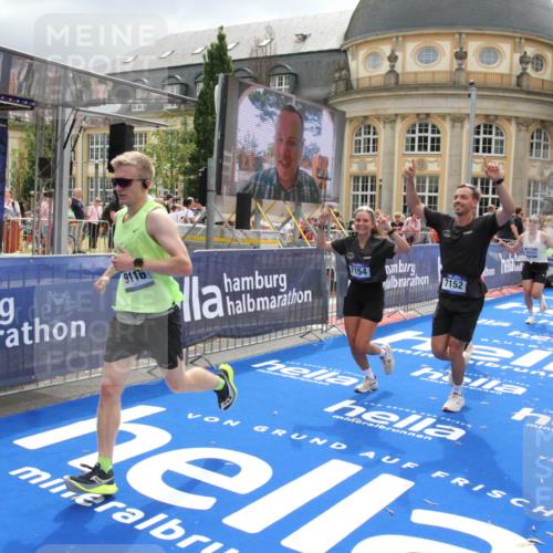 29.06.2025 - hella hamburg halbmarathon Michael Strokosch http://msf.ph/oto/8477092 29.06.2025 10:39:38 Ziel 4888, 7152, 7154, 9116, 9265, 11284, 11806, 14077, 15094, 15336, 15828, 15965, 17215, 17360, 17425, 18154, 18285, 18803 meine-sportfotos.de