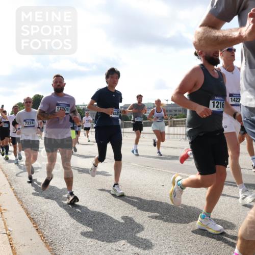 29.06.2025 - hella hamburg halbmarathon Lena Gebhardt http://msf.ph/oto/8477106 29.06.2025 09:55:55 Lombardsbrücke 7224, 18031, 17201, 8487, 17734, 1216, 1423, 16608, 1061, 1120, 1143, 1151, 1216, 1257, 1267, 1461, 1502, 1507, 1630, 1689, 1884, 1976, 2083, 2250, 2260, 2284, 2504, 2706, 2708, 2718, 2818, 2864, 2884, 3060, 3087, 3213, 3399, 3543, 3654, 3692, 3945, 3985, 4033, 4088, 4127, 4324, 4345, 4346, 4557, 4601, 4847, 4890, 4938, 5116, 5421, 5459, 5915, 6009, 6054, 6115, 6134, 6421, 6481, 6532, 6691, 6994, 7056, 7100, 7178, 7224, 7269, 7332, 8335, 8989 meine-sportfotos.de