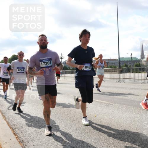 29.06.2025 - hella hamburg halbmarathon Lena Gebhardt http://msf.ph/oto/8477266 29.06.2025 09:55:55 Lombardsbrücke 18031, 18451, 7224, 17201, 18487, 1061, 1120, 1143, 1151, 1216, 1257, 1267, 1461, 1502, 1507, 1630, 1689, 1884, 1976, 2083, 2250, 2260, 2284, 2504, 2706, 2708, 2718, 2818, 2864, 2884, 3060, 3087, 3213, 3399, 3543, 3654, 3692, 3945, 3985, 4033, 4088, 4127, 4324, 4345, 4346, 4557, 4601, 4847, 4890, 4938, 5116, 5421, 5459, 5915, 6009, 6054, 6115, 6134, 6421, 6481, 6532, 6691, 6994, 7056, 7100, 7178, 7224, 7269, 7332, 8335, 8989 meine-sportfotos.de