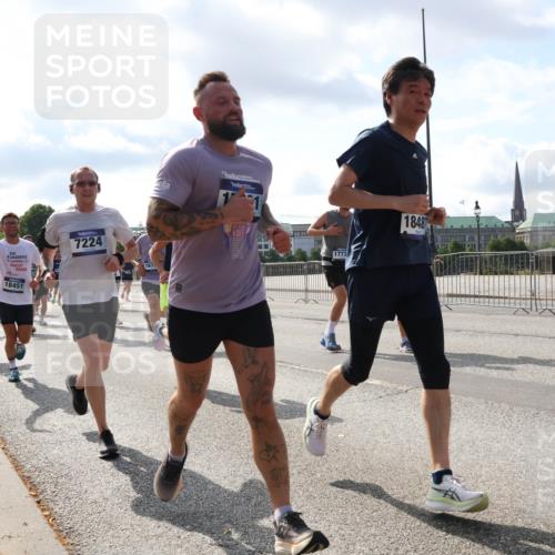 29.06.2025 - hella hamburg halbmarathon Lena Gebhardt http://msf.ph/oto/8477288 29.06.2025 09:55:55 Lombardsbrücke 7224, 18031, 18451, 167, 1773, 1848, 1061, 1120, 1143, 1151, 1216, 1257, 1267, 1461, 1502, 1507, 1630, 1689, 1884, 1976, 2083, 2250, 2260, 2284, 2504, 2706, 2708, 2718, 2818, 2864, 2884, 3060, 3087, 3213, 3399, 3543, 3654, 3692, 3945, 3985, 4033, 4088, 4127, 4324, 4345, 4346, 4557, 4601, 4847, 4890, 4938, 5116, 5421, 5459, 5915, 6009, 6054, 6115, 6134, 6421, 6481, 6532, 6691, 6994, 7056, 7100, 7178, 7224, 7269, 7332, 8335, 8989 meine-sportfotos.de
