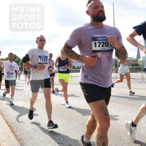29.06.2025 - hella hamburg halbmarathon Lena Gebhardt http://msf.ph/oto/8477354 29.06.2025 09:55:56 Lombardsbrücke 18031, 18451, 7224, 10603, 3, 1720, 1848, 1061, 1120, 1143, 1151, 1216, 1257, 1267, 1461, 1502, 1507, 1630, 1689, 1884, 1976, 2083, 2250, 2260, 2284, 2504, 2706, 2708, 2718, 2818, 2864, 2884, 3060, 3087, 3213, 3399, 3543, 3654, 3692, 3945, 3985, 4033, 4088, 4127, 4324, 4345, 4346, 4557, 4601, 4847, 4890, 4938, 5116, 5421, 5459, 5915, 6009, 6054, 6115, 6134, 6421, 6481, 6532, 6691, 6994, 7056, 7100, 7178, 7224, 7269, 7332, 8335, 8989, 10596 meine-sportfotos.de