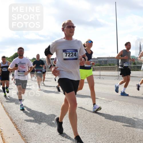 29.06.2025 - hella hamburg halbmarathon Lena Gebhardt http://msf.ph/oto/8477399 29.06.2025 09:55:56 Lombardsbrücke 18031, 18451, 13301, 7224, 17734, 15620, 1061, 1120, 1143, 1151, 1216, 1257, 1267, 1461, 1502, 1507, 1630, 1689, 1884, 1976, 2083, 2250, 2260, 2284, 2504, 2706, 2708, 2718, 2818, 2864, 2884, 3060, 3087, 3213, 3399, 3543, 3654, 3692, 3945, 3985, 4033, 4088, 4127, 4324, 4345, 4346, 4557, 4601, 4847, 4890, 4938, 5116, 5421, 5459, 5915, 6009, 6054, 6115, 6134, 6421, 6481, 6532, 6691, 6994, 7056, 7100, 7178, 7224, 7269, 7332, 8335, 8989, 10596 meine-sportfotos.de