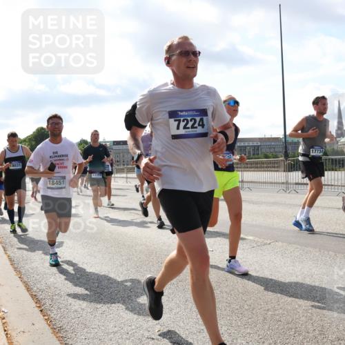 29.06.2025 - hella hamburg halbmarathon Lena Gebhardt http://msf.ph/oto/8477446 29.06.2025 09:55:56 Lombardsbrücke 18031, 18451, 13301, 7224, 17734, 15620, 1061, 1120, 1143, 1151, 1216, 1257, 1267, 1461, 1502, 1507, 1630, 1689, 1884, 1976, 2083, 2250, 2260, 2284, 2504, 2706, 2708, 2718, 2818, 2864, 2884, 3060, 3087, 3213, 3399, 3543, 3654, 3692, 3945, 3985, 4033, 4088, 4127, 4324, 4345, 4346, 4557, 4601, 4847, 4890, 4938, 5116, 5421, 5459, 5915, 6009, 6054, 6115, 6134, 6421, 6481, 6532, 6691, 6994, 7056, 7100, 7178, 7224, 7269, 7332, 8335, 8989, 10596 meine-sportfotos.de