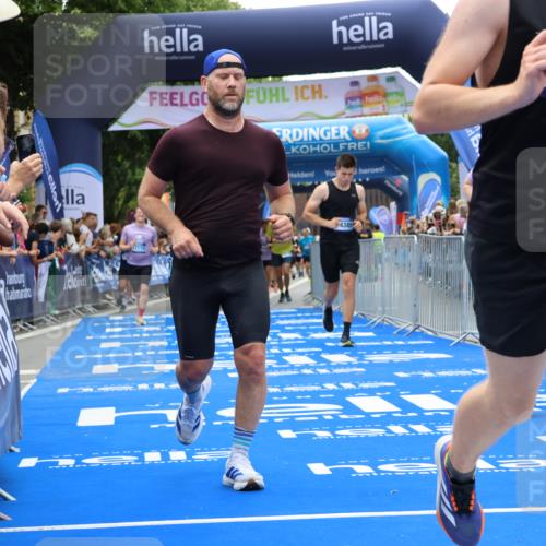 29.06.2025 - hella hamburg halbmarathon Strokosch-Dieckow http://msf.ph/oto/8477525 29.06.2025 10:46:49 Ziel 1139, 3976, 4091, 6630, 11858, 13940, 14385, 14541, 15900, 17172, 17353, 17492, 17669, 17743, 17892, 19105, 19128 meine-sportfotos.de