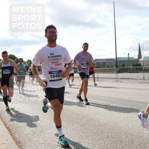 29.06.2025 - hella hamburg halbmarathon Lena Gebhardt http://msf.ph/oto/8477569 29.06.2025 09:55:57 Lombardsbrücke 13807, 10895, 27, 18031, 10408, 1845, 16780, 1060, 1061, 1120, 1143, 1151, 1216, 1257, 1267, 1461, 1502, 1507, 1630, 1689, 1976, 2083, 2250, 2260, 2284, 2504, 2706, 2708, 2718, 2818, 2864, 2884, 3060, 3087, 3213, 3399, 3543, 3654, 3692, 3945, 3985, 4033, 4088, 4127, 4324, 4345, 4346, 4557, 4601, 4847, 4890, 4938, 5116, 5421, 5459, 5915, 6009, 6054, 6115, 6134, 6421, 6481, 6532, 6691, 6994, 7056, 7100, 7178, 7224, 7269, 7332, 8335, 8989, 10596 meine-sportfotos.de