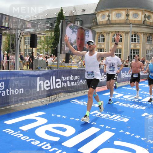 29.06.2025 - hella hamburg halbmarathon Michael Strokosch http://msf.ph/oto/8477598 29.06.2025 10:39:48 Ziel 1358, 1975, 4398, 13190, 14204, 15435, 15744, 16580, 16761, 17005, 17792, 18013 meine-sportfotos.de