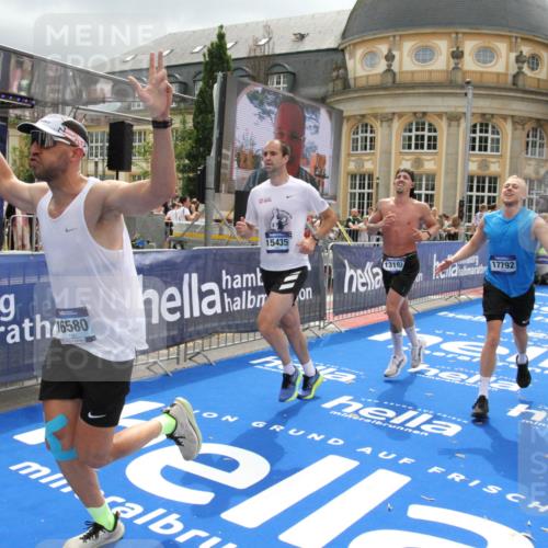 29.06.2025 - hella hamburg halbmarathon Michael Strokosch http://msf.ph/oto/8477618 29.06.2025 10:39:49 Ziel 1975, 2525, 4398, 13190, 14204, 15435, 15744, 16580, 16761, 17005, 17792, 18013 meine-sportfotos.de