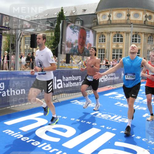 29.06.2025 - hella hamburg halbmarathon Michael Strokosch http://msf.ph/oto/8477637 29.06.2025 10:39:49 Ziel 1975, 2525, 4398, 13190, 14204, 15435, 15744, 16580, 16761, 17005, 17792, 18013 meine-sportfotos.de