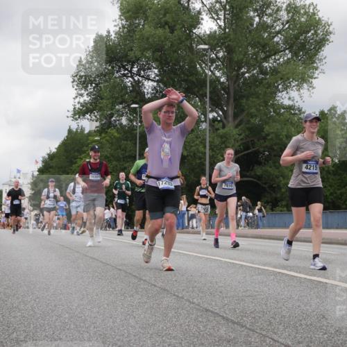 29.06.2025 - hella hamburg halbmarathon Luisa Fischer http://msf.ph/oto/8477654 29.06.2025 10:48:01 Kennedybrücke 2610, 10304, 3506, 17293, 7610, 4215, 3506, 4215, 5730, 5731, 6922, 7610, 7818, 10303, 10304 meine-sportfotos.de