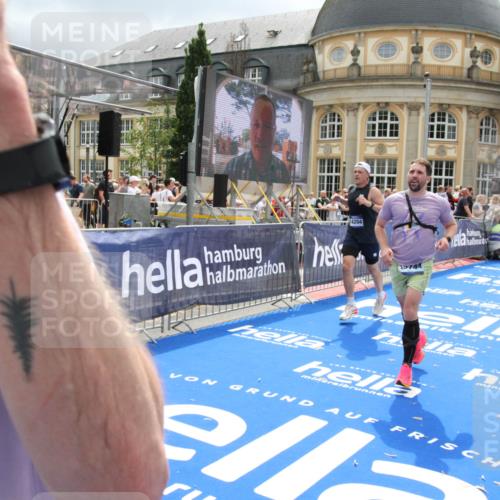 29.06.2025 - hella hamburg halbmarathon Michael Strokosch http://msf.ph/oto/8477733 29.06.2025 10:39:52 Ziel 1975, 2525, 2563, 2573, 4766, 6149, 11714, 13190, 14204, 15744, 15813, 17005, 17792, 18013 meine-sportfotos.de