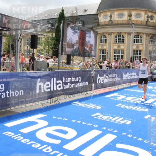29.06.2025 - hella hamburg halbmarathon Michael Strokosch http://msf.ph/oto/8477772 29.06.2025 10:39:53 Ziel 1603, 1975, 2525, 2563, 2573, 4766, 6149, 11714, 14204, 15744, 15813, 18013 meine-sportfotos.de