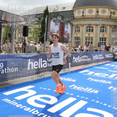 29.06.2025 - hella hamburg halbmarathon Michael Strokosch http://msf.ph/oto/8477800 29.06.2025 10:39:54 Ziel 1603, 1975, 2525, 2563, 2573, 4766, 6149, 7981, 11714, 14204, 15744, 15813 meine-sportfotos.de