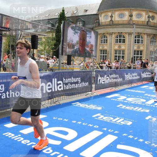 29.06.2025 - hella hamburg halbmarathon Michael Strokosch http://msf.ph/oto/8477814 29.06.2025 10:39:54 Ziel 1603, 1975, 2525, 2563, 2573, 4766, 6149, 7981, 11714, 14204, 15744, 15813 meine-sportfotos.de