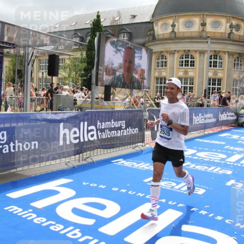 29.06.2025 - hella hamburg halbmarathon Michael Strokosch http://msf.ph/oto/8477858 29.06.2025 10:39:56 Ziel 1603, 1975, 2525, 2563, 2573, 3626, 4766, 6149, 7981, 8574, 11714, 15421, 15813 meine-sportfotos.de