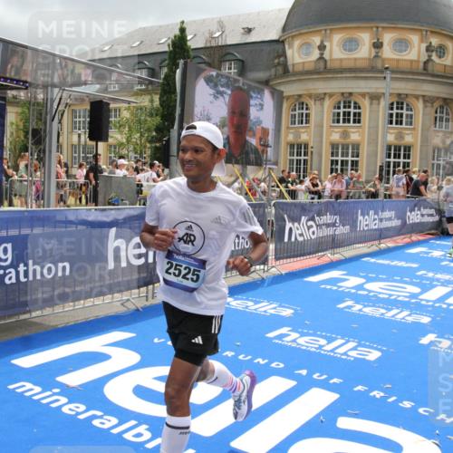 29.06.2025 - hella hamburg halbmarathon Michael Strokosch http://msf.ph/oto/8477884 29.06.2025 10:39:56 Ziel 1603, 1975, 2525, 2563, 2573, 3626, 4766, 6149, 7981, 8574, 11714, 15421, 15813 meine-sportfotos.de