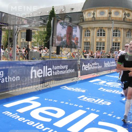 29.06.2025 - hella hamburg halbmarathon Michael Strokosch http://msf.ph/oto/8477902 29.06.2025 10:39:57 Ziel 1603, 2525, 2563, 2573, 3626, 4766, 6149, 7981, 8467, 8574, 11714, 15421, 15813 meine-sportfotos.de