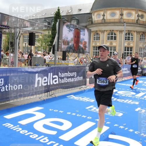 29.06.2025 - hella hamburg halbmarathon Michael Strokosch http://msf.ph/oto/8477962 29.06.2025 10:39:59 Ziel 1603, 2563, 2573, 3626, 4766, 5375, 6149, 7981, 8467, 8574, 11714, 15421, 15813 meine-sportfotos.de