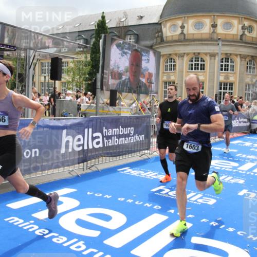 29.06.2025 - hella hamburg halbmarathon Michael Strokosch http://msf.ph/oto/8477989 29.06.2025 10:40:00 Ziel 1603, 2563, 3626, 4766, 5375, 6149, 7981, 8467, 8574, 11714, 15421, 15813 meine-sportfotos.de