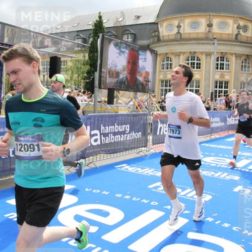 29.06.2025 - hella hamburg halbmarathon Michael Strokosch http://msf.ph/oto/8478145 29.06.2025 10:40:09 Ziel 2826, 5007, 5050, 5508, 5916, 6080, 7495, 8933, 12091, 13514, 15424, 17973 meine-sportfotos.de