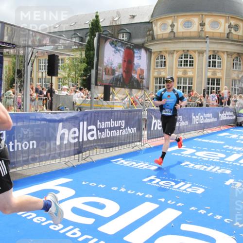 29.06.2025 - hella hamburg halbmarathon Michael Strokosch http://msf.ph/oto/8478195 29.06.2025 10:40:11 Ziel 2826, 4381, 5007, 5409, 5508, 5916, 7495, 8933, 12091, 13514, 13667, 15424, 17973, 18979 meine-sportfotos.de