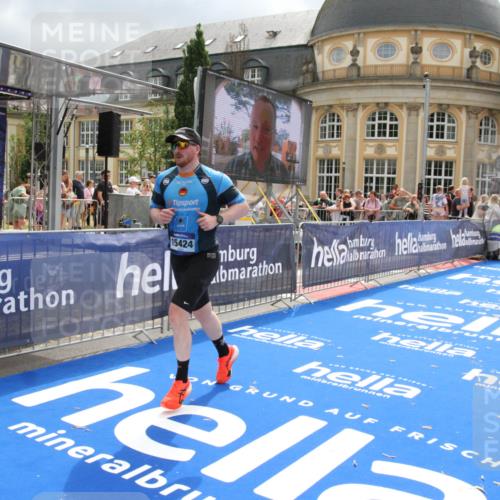 29.06.2025 - hella hamburg halbmarathon Michael Strokosch http://msf.ph/oto/8478210 29.06.2025 10:40:11 Ziel 2826, 4381, 5007, 5409, 5508, 5916, 7495, 8933, 12091, 13514, 13667, 15424, 17973, 18979 meine-sportfotos.de